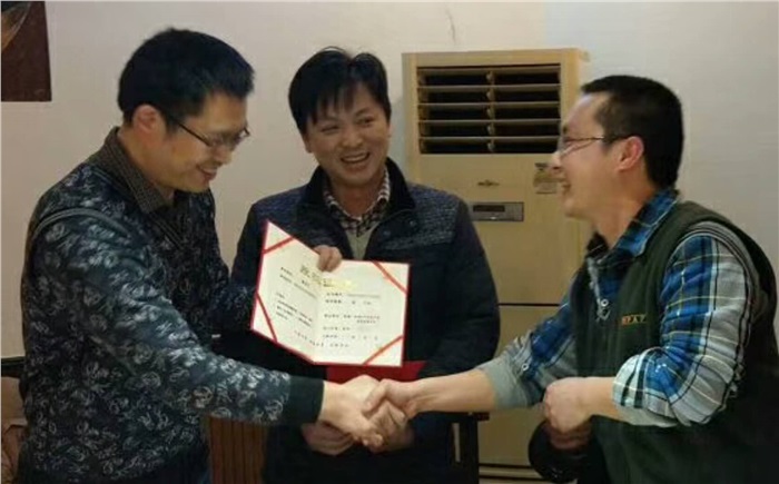 年度總結(jié)暨表彰會，員工喜領(lǐng)股權(quán)證書、榮譽證書和獎金